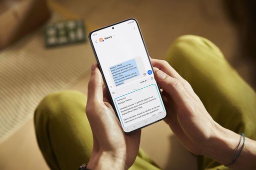 004-handson-galaxy-s24plus-cobaltviolet-chat-assist